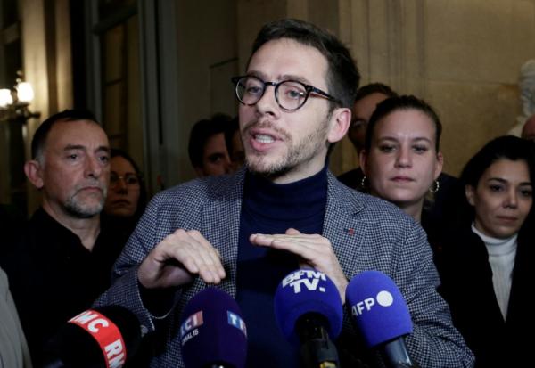 Le député LFI Hadrien Clouet devant la presse à l'Assemblée nationale à Paris le 8 novembre 2025