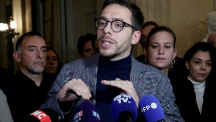 Le député LFI Hadrien Clouet devant la presse à l'Assemblée nationale à Paris le 8 novembre 2025