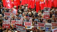 Des portraits de journalistes brandis lors d'une manifestation pour dénoncer la pression constante du pouvoir du président turc Recep Tayyip Erdogan sur la presse, le 24 octobre 2026 à Istanbul 