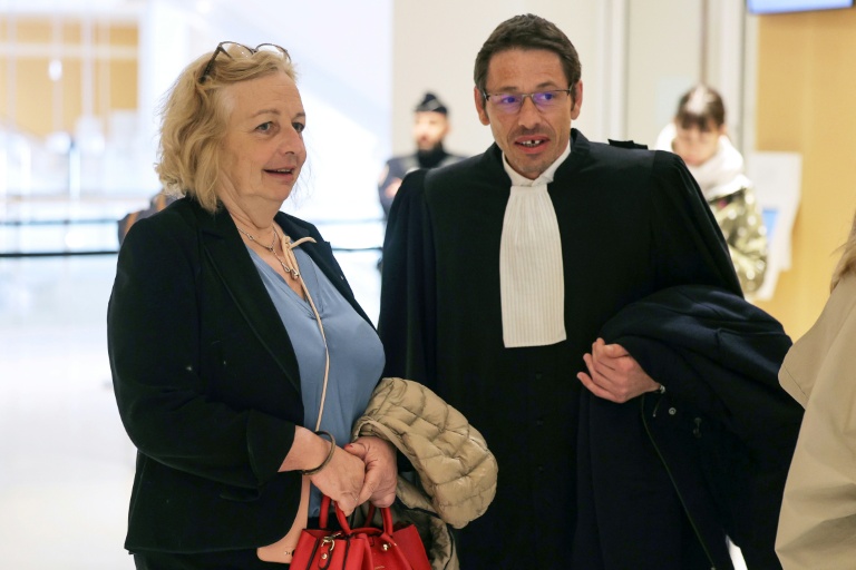 Marie-Hélène Dini, à gauche, et à sa droite son avocat Jean-William Vézinet, le 30 mars 2026 au procès Athanor à Paris