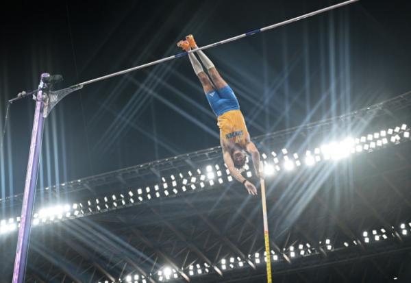 Le Suédois Armand Duplantis établit son nouveau record du monde lors de la finale du saut à la perche masculin, aux Mondiaux de Tokyo, le 15 septembre 2025