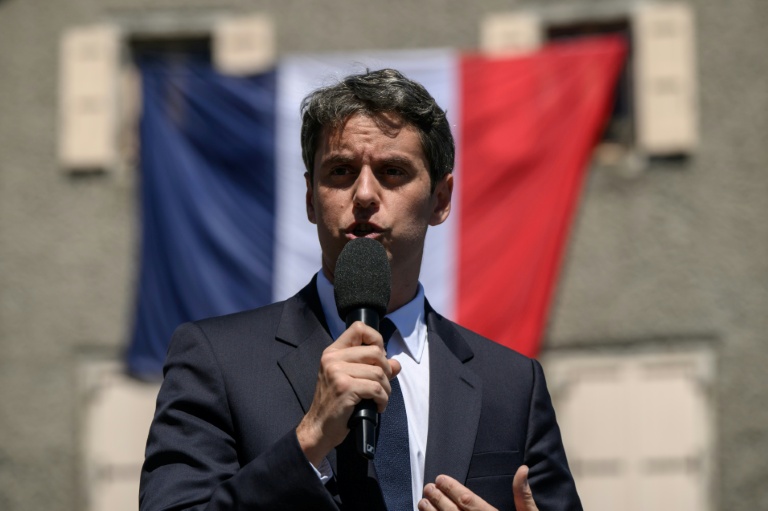 Le secrétaire général du parti Renaissance, Gabriel Attal, lors d'une visite au village de Mur-de-Barrez, le 22 mai 2026 dans l'Aveyron