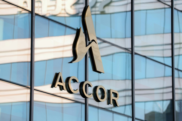 Le logo d'Accor au siège du groupe hôtelier à Issy-les-Moulineaux, le 19mars 2026 dans les Hauts-de-Seine