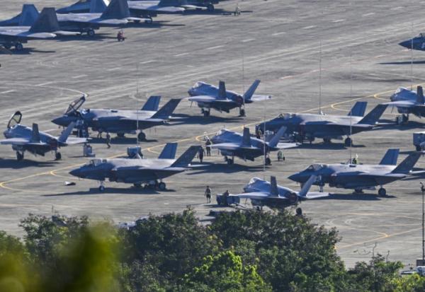 Des avions de combat américains sur le tarmac de l'aéroport José Aponte de la Torre à Ceiba, sur l'île de Porto Rico, le 3 janvier 2026 