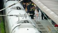 Des membres de la police scientifique et des policiers sur un quai de la gare centrale de Hambourg, où 18 personnes ont été blessées lors d'une attaque au couteau, le 23 mai 2025 en Allemagne