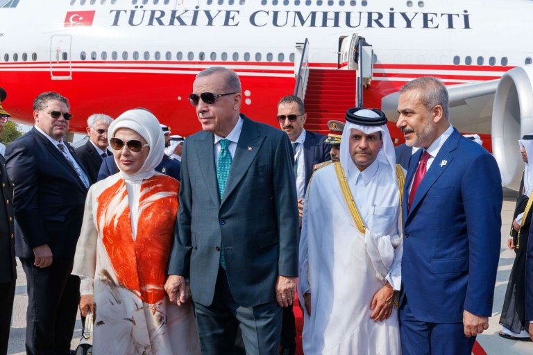 Photo publiée par l'Agence de presse du Qatar (QNA) du vice-Premier ministre et ministre d'État aux Affaires de la défense du Qatar, Cheikh Saud ben Abdulrahman al-Thani (2e d) recevant le président turc Recep Tayyip Erdogan, son épouse Emine Erdogan (g) et le ministre turc des Affaires étrangères Hakan Fidan (d) à leur arrivée à Doha avant un sommet arabo-islamique, le 15 septembre 2025