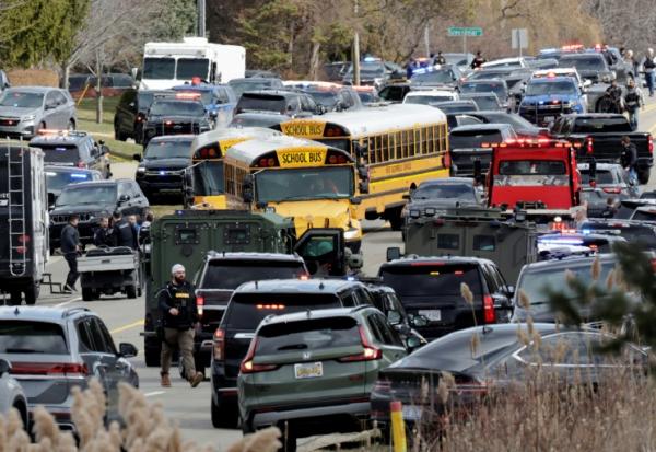 Des membres des forces de l'ordre sur les lieux d'une fusillade, devant la synagogue Temple Israel, à West Bloomfield, le 12 mars 2026 dans le Michigan 