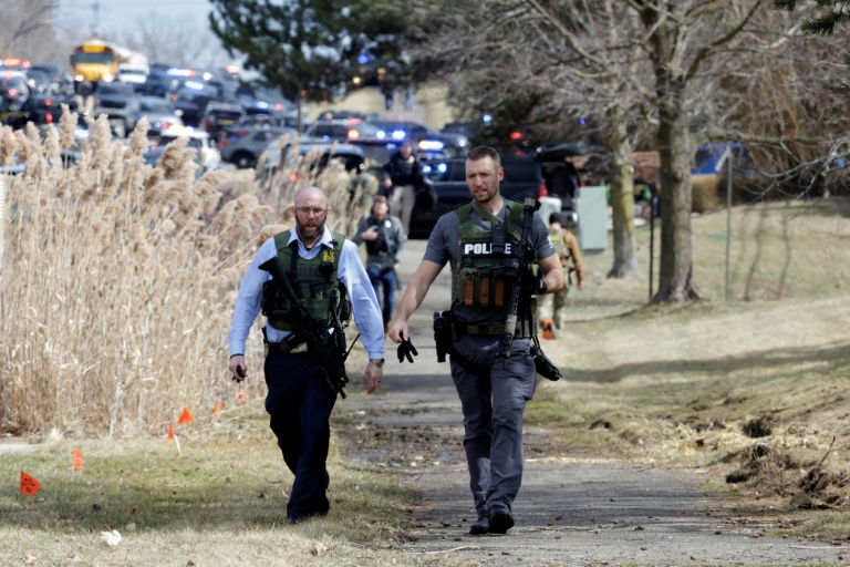 Des policiers armés sur Walnut Lake Rd alors que les forces de l'ordre interviennent sur les lieux d'une fusillade à la synagogue Temple Israel de West Bloomfield, Michigan, une banlieue de Détroit, le 12 mars 2026