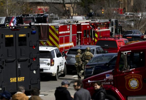 Les forces de l'ordre interviennent près du Temple Israel à la suite de signalements faisant état d'un tireur actif, le 12 mars 2026 à West Bloomfield, dans le Michigan, aux Etats-Unis