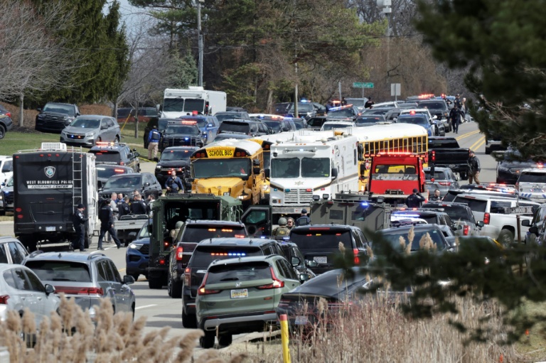 Les forces de l'ordre interviennent sur les lieux d'une fusillade sur Walnut Lake Road, devant la synagogue Temple Israel, à West Bloomfield, Michigan, une banlieue de Détroit, le 12 mars 2026