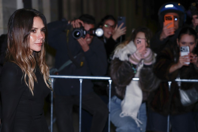 Victoria Beckham quitte le ministère français de la Culture, à Paris, le 26 janvier 2026