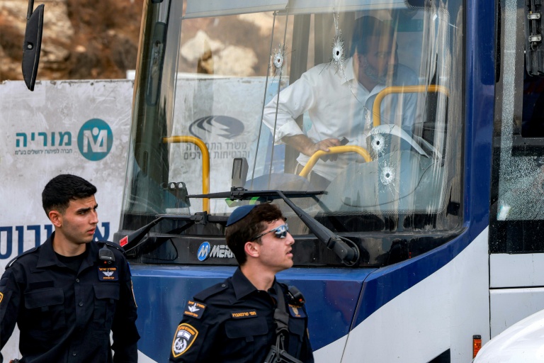 Des forces de sécurité israéliennes sur les lieux d'une fusillade au carrefour de la route de Ramot, à Jérusalem-Est, le 8 septembre 2025