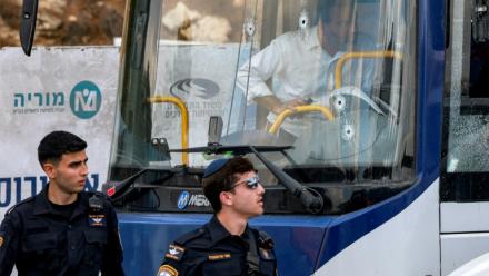 Des forces de sécurité israéliennes sur les lieux d'une fusillade au carrefour de la route de Ramot, à Jérusalem-Est, le 8 septembre 2025