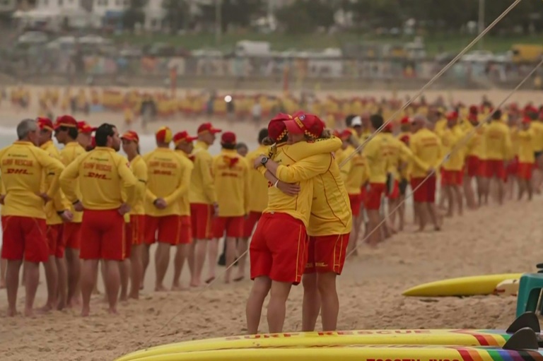 Des centaines de sauveteurs australiens réunis en silence sur la plage de Bondi à Sydney, le 20 décembre 2025