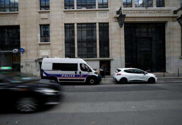 Un véhicule de police devant le siège de la Bank of America à Paris, le 28 mars 2026, après un attentat à l'explosif déjoué