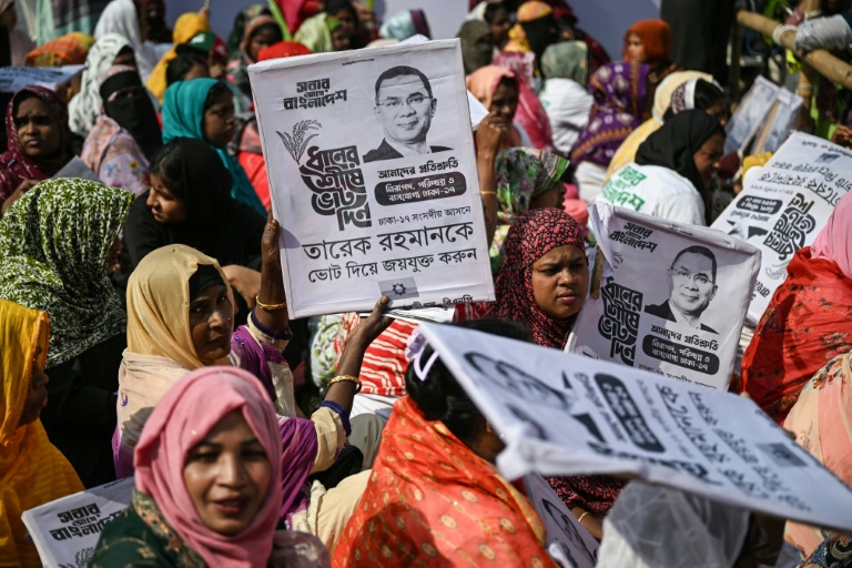 Des affiches de Tarique Rahman, président du BNP et candidat aux élections, lors d'un rassemblement à Dacca au dernier jour de la campagne électorale, le 9 février 2026 au Bangladesh