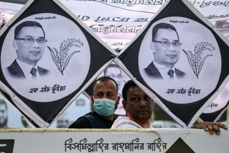 Des partisans du Parti nationaliste du Bangladesh (BNP) derrière des affiches du président du BNP et candidat aux élections, Tarique Rahman, lors d'un rassemblement au dernier jour de la campagne électorale, le 9 février 2026 à Dacca, au Bengladesh