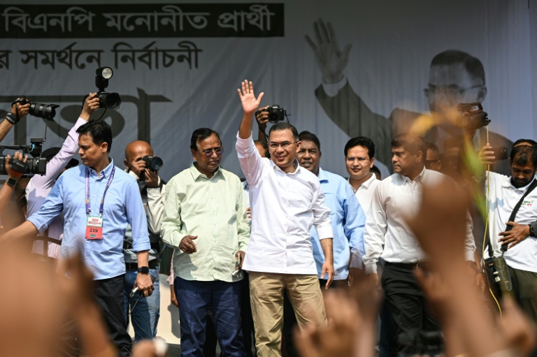 Tarique Rahman (c, président du Parti nationaliste du Bangladesh (BNP) et candidat aux élections, salue ses partisans à Dacca au dernier jour de la campagne électorale, le 9 février 2026 