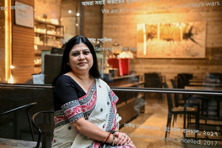 Kaniz Neera, vêtue d'un sari traditionnel de Tangail, lors d'un entretien avec l'AFP à Dacca, le 3 mars 2026 au Bangladesh