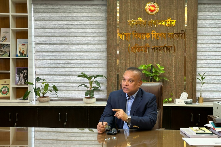 SM Ziauddin Hyder, le conseiller pour les affaires de santé du Premier ministre Tarique Rahman, lors d'une interview avec l'AFP à Dacca, le 3 septembre 2026 au Bangladesh