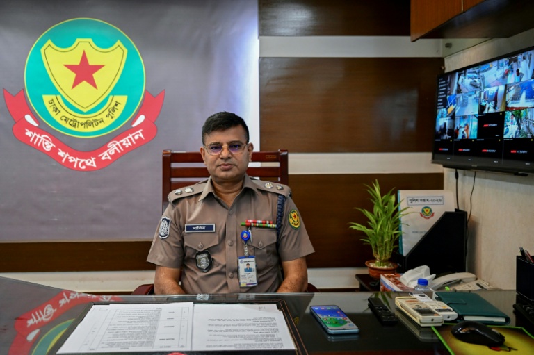 Le porte-parole de la police municipale de Dacca, N.M. Nasiruddin, le 14 mai 2026 dans son bureau de la capitale bangladaise