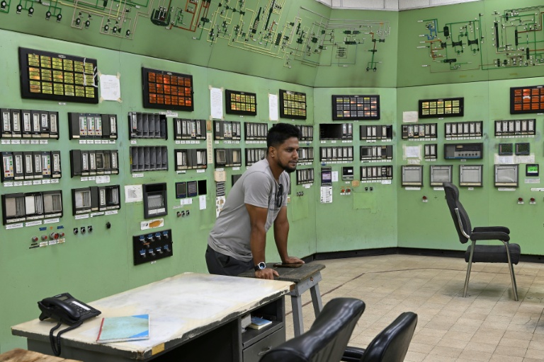Un employé dans la salle de contrôle de l'usine d'engrais de Ashuganj, à l'arrêt depuis un an, le 12 août 2026 à Brahmanbaria, dans l'est du Bangladesh