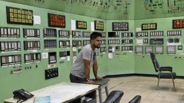 Un employé dans la salle de contrôle de l'usine d'engrais de Ashuganj, à l'arrêt depuis un an, le 12 août 2026 à Brahmanbaria, dans l'est du Bangladesh