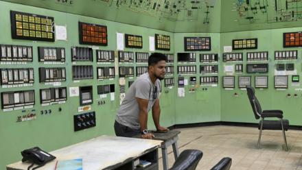 Un employé dans la salle de contrôle de l'usine d'engrais de Ashuganj, à l'arrêt depuis un an, le 12 août 2026 à Brahmanbaria, dans l'est du Bangladesh