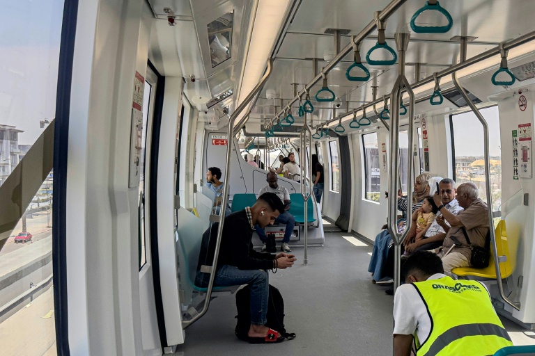 Des passagers à bord du monorail récemment inauguré qui circule dans le Nouveau Caire, un quartier de la banlieue de la capitale, le 22 mai 2026, en Egypte