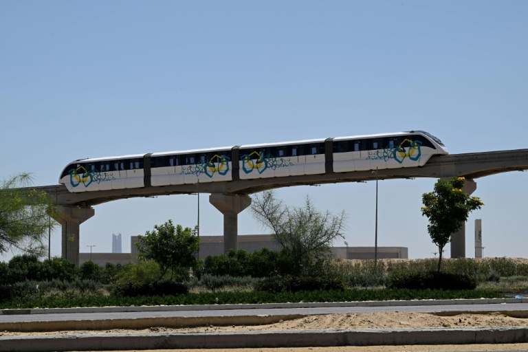 Un monorail récemment inauguré circule dans la nouvelle capitale administrative à l'est du Caire le 22 mai 2026, en Egypte