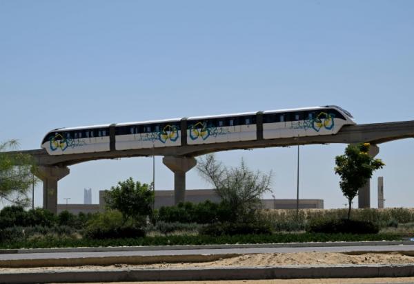 Un monorail récemment inauguré circule dans la nouvelle capitale administrative à l'est du Caire le 22 mai 2026, en Egypte
