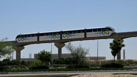 Un monorail récemment inauguré circule dans la nouvelle capitale administrative à l'est du Caire le 22 mai 2026, en Egypte