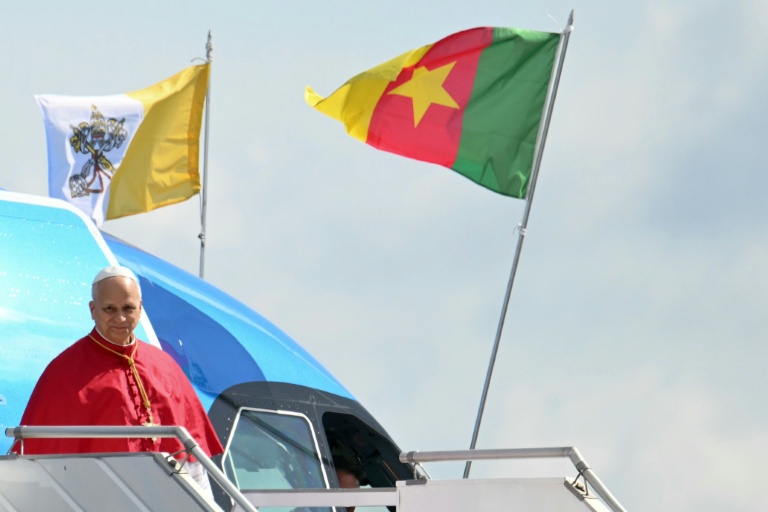 Le pape Léon XIV arrive au Cameroun, deuxième étape de sa tournée africaine, à Yaoundé, le 15 avril 2026