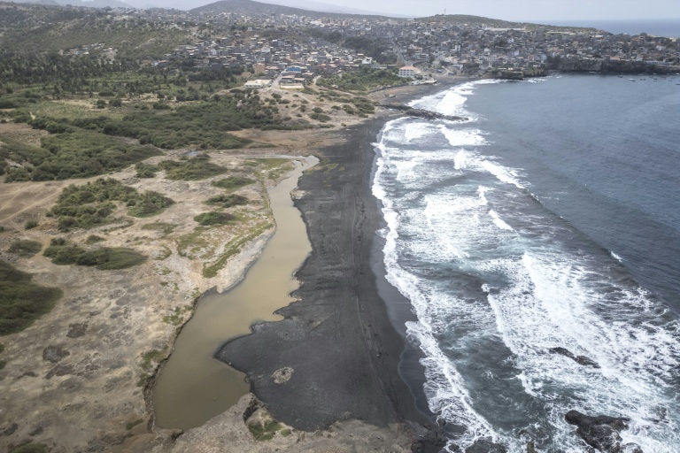 Vue aérienne de Praia de Areia Grande, où l'extraction de sable a été interdite par les autorités, près de Pedra Badejo, le 21 mai 2026 au Cap-Vert