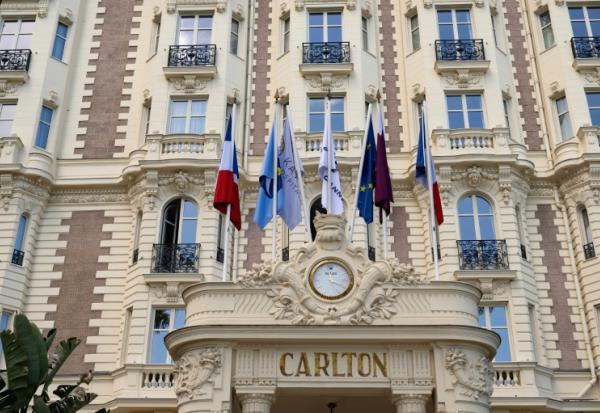 Dans son métier, le "non" est "impossible", explique Jean-François Pomares, employé au Carlton de Cannes depuis 1987