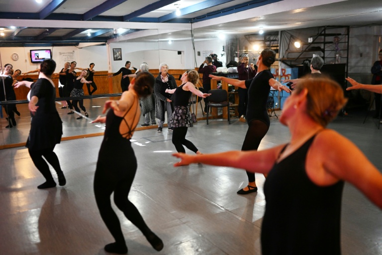 Des élèves de la ballerine et professeure de danse centenaire Evelyn Cordero, âgées de 50 à 80 ans, assistent à un cours au Conservatorio Danza Experimental de Santiago, le 19 mai 2026 au Chili