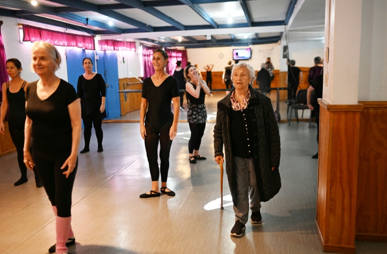 La ballerine centenaire Evelyn Cordero (à droite) observe ses élèves, âgées de 50 à 80 ans, au Conservatorio Danza Experimental de Santiago, le 19 mai 2026, au Chili
