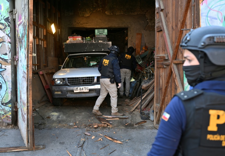 Des membres du Service d'enquêtes de la police chilienne procèdent à une perquisition lors d'une opération antidrogue, le 11 décembre 2025 à Santiago 