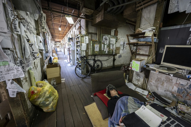 L'étudiant Rintaro Yoshida dort dans un couloir du Foyer Yoshida de l'université de Kyoto, le 4 février 2026 au Japon