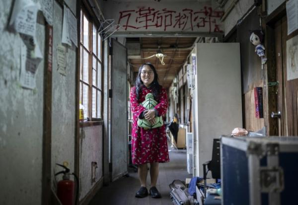 L'étudiante Masako Ueda, résidente du Foyer Yoshida de l'université de Kyoto, dans un couloir avec sa peluche préférée, une tortue, le 4 février 2026 au Japon