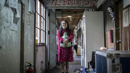 L'étudiante Masako Ueda, résidente du Foyer Yoshida de l'université de Kyoto, dans un couloir avec sa peluche préférée, une tortue, le 4 février 2026 au Japon