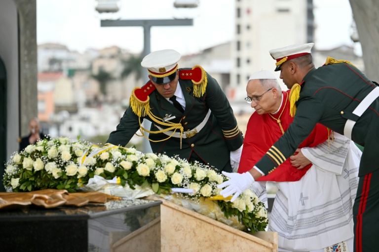Le pape Léon XIV dépose une gerbe de fleurs lors de sa visite au monument aux martyrs du Maqam Echahid à Alger, le 13 avril 2026.