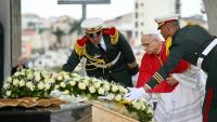 Le pape Léon XIV dépose une gerbe de fleurs lors de sa visite au monument aux martyrs du Maqam Echahid à Alger, le 13 avril 2026.