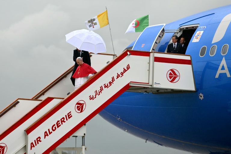 Le pape Léon XIV descend de l'avion après avoir atterri à l’aéroport international Houari-Boumediene le 13 avril 2026. 