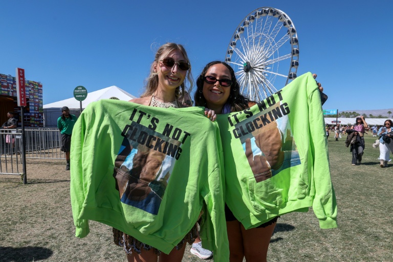 Des fans montrent leurs pulls à l'effigie de Justin Bieber lors du festival de Coachella à Indio, en Californie, le 11 avril 2026