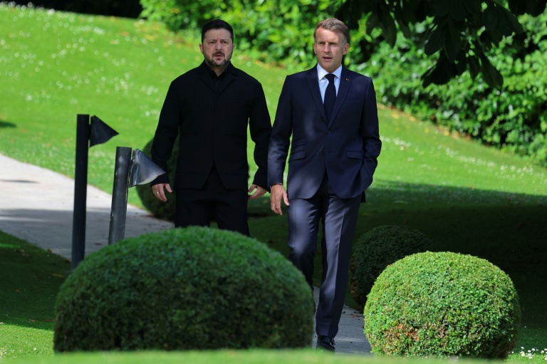 Le président français Emmanuel Macron (à droite) avec son homologue ukrainien Volodymyr Zelensky, avant une séance de travail avec les dirigeants du G7 et l’Ukraine lors du sommet du G7, à Évian (France), le 16 juin 2026
