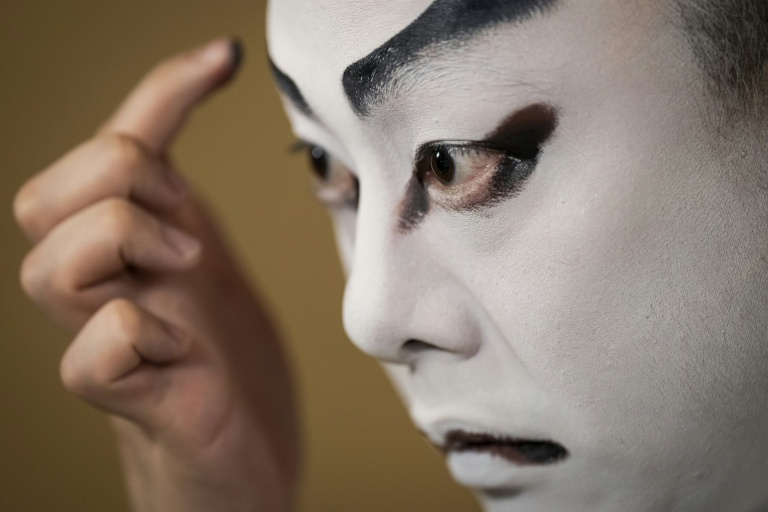 L'acteur Tanenosuke Nakamura se maquille avant sa représentation au théâtre Kabuki-za à Tokyo, le 13 avril 2026
