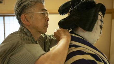 Le maître perruquier Tadashi Kamoji (g) aide l'acteur Tanenosuke Nakamura à mettre sa perruque avant une représentation au théâtre Kabuki-za à Tokyo, le 13 avril 2026