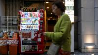 Une femme passe devant un distributeur automatique, le 7 avril 2026 à Tokyo 