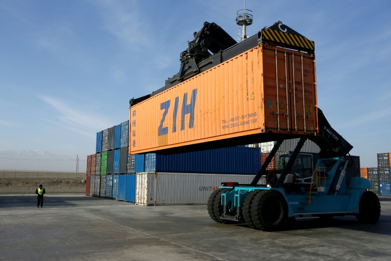 Un chariot élévateur déplace un conteneur pour le charger sur un train de marchandises à la gare de Dostyk, à la frontière kazakho-chinoise, le 19 novembre 2025